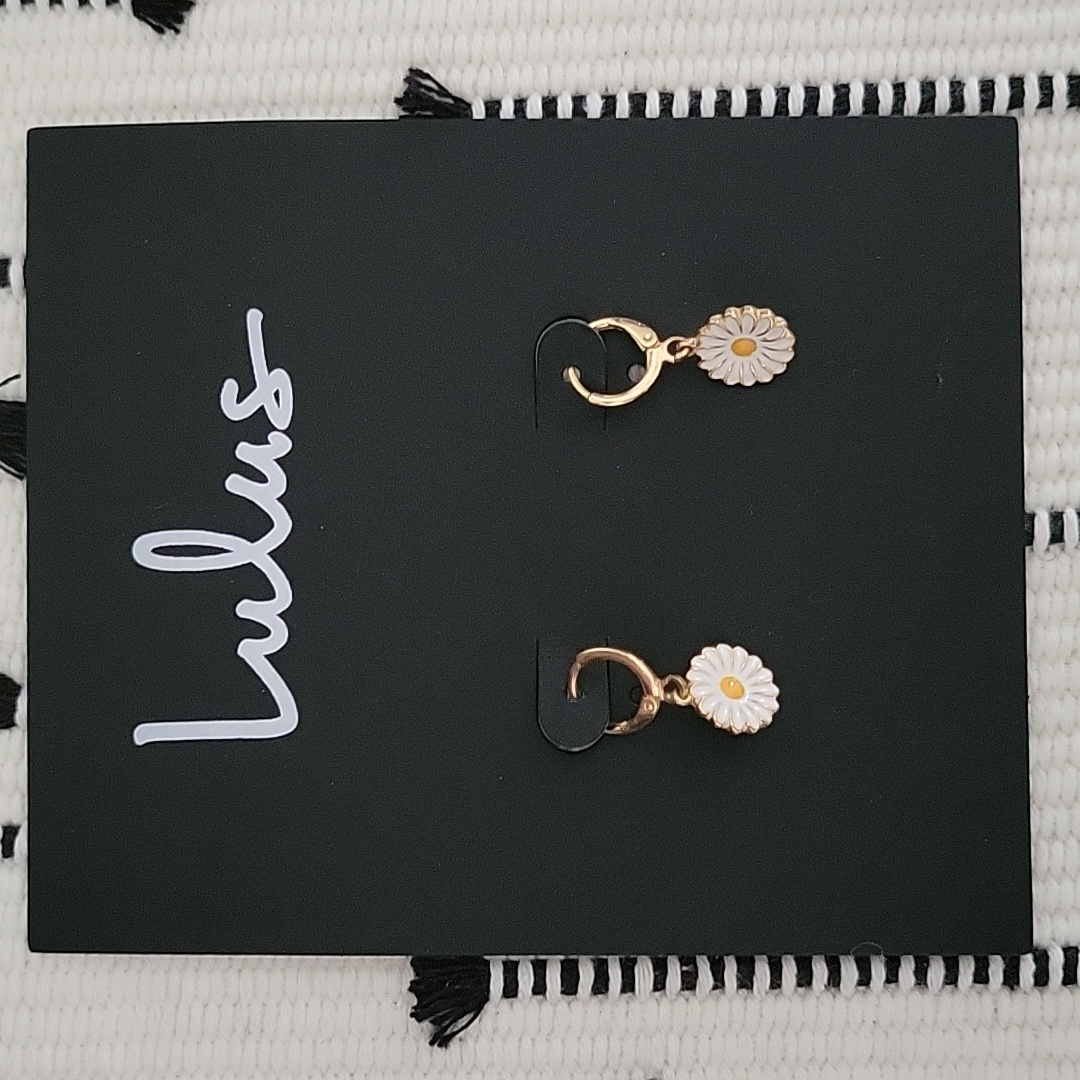 Lulus Gold Floral Drop Earrings 6$